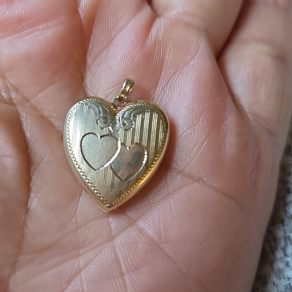 Heart Shaped Engraved Yellow Gold Vintage Locket 10k - Picture 6 of 7